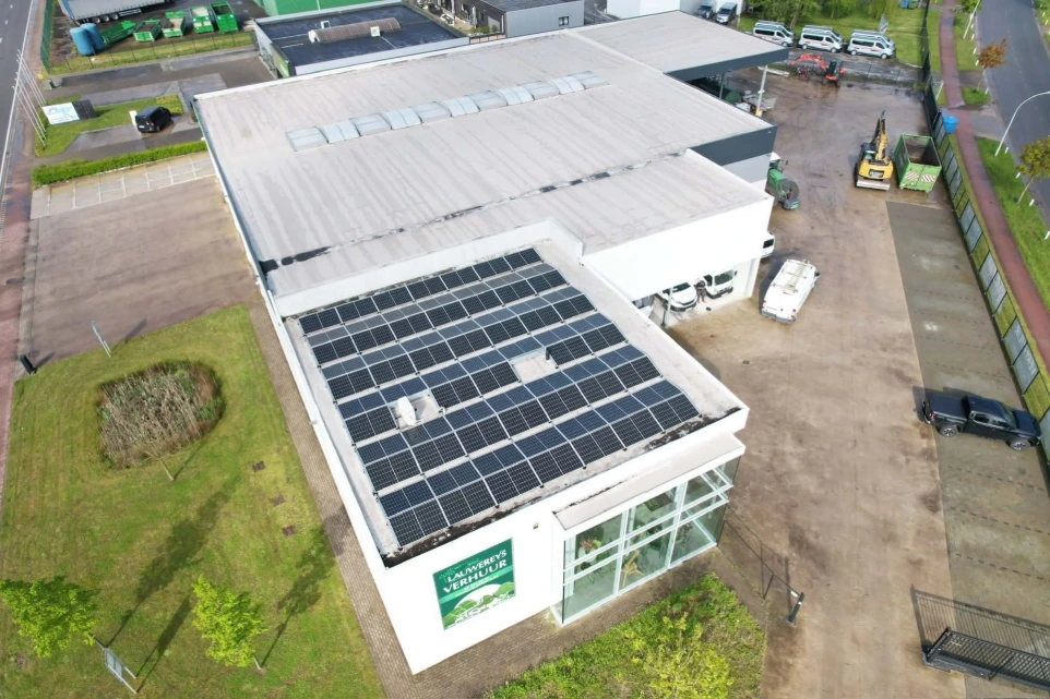Zonnepanelen op plat dak winkel