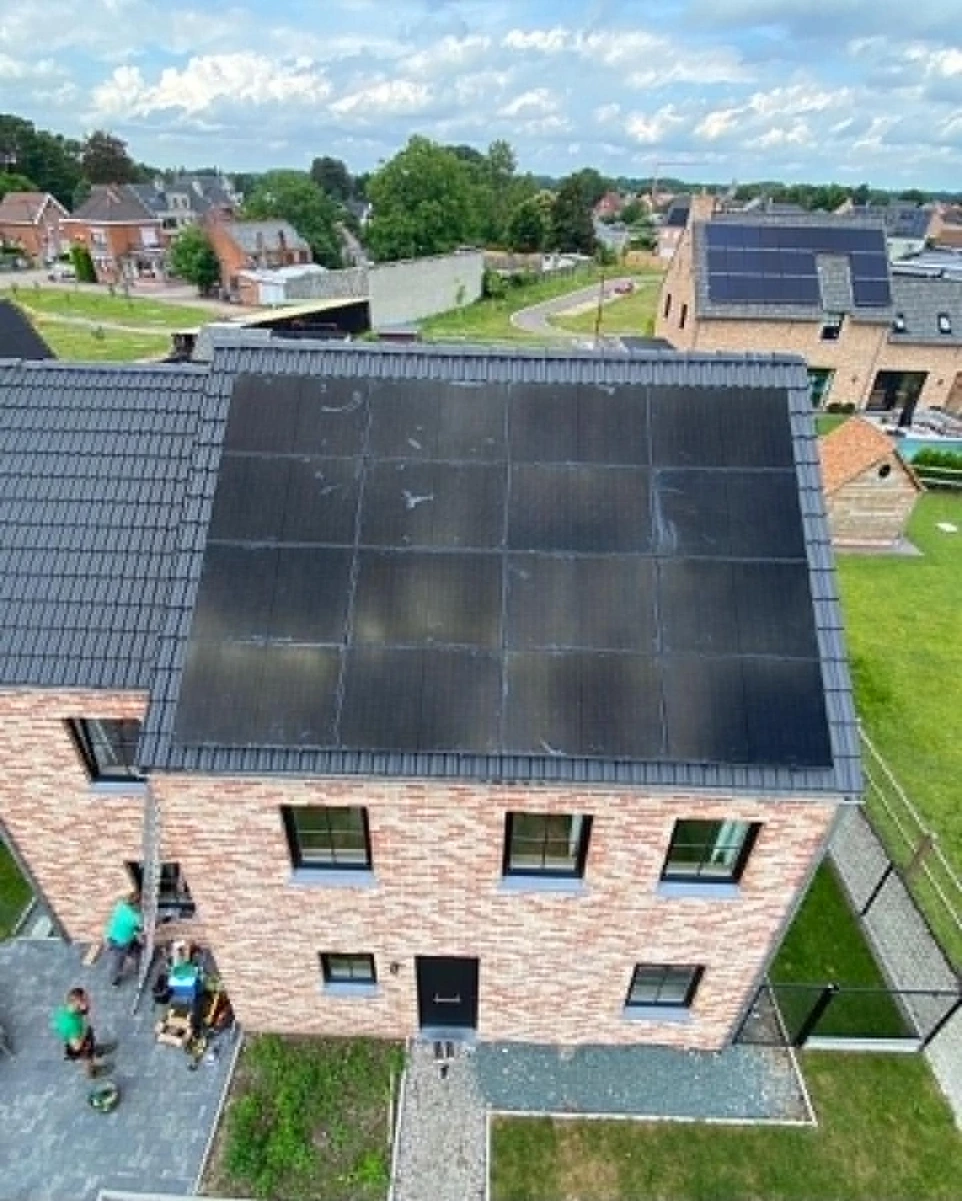 Zonnepanelen op schuin dak residentiële woning