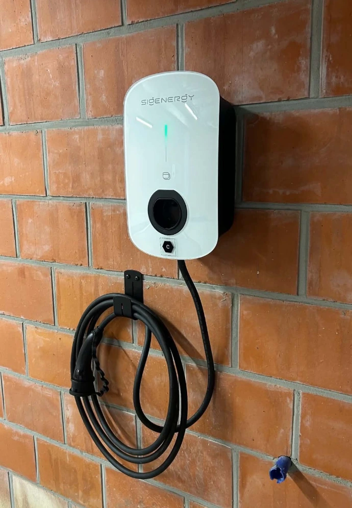Sigenergy laadstation tegen muur