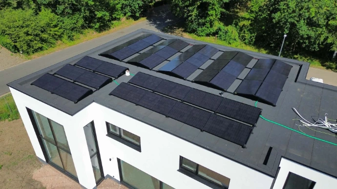 Zonnepanelen op plat dak drone foto