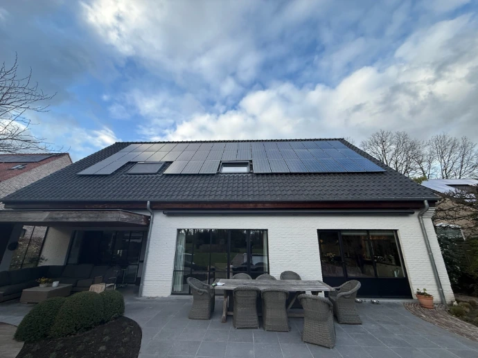 Zonnepanelen op schuin dak in Zoersel