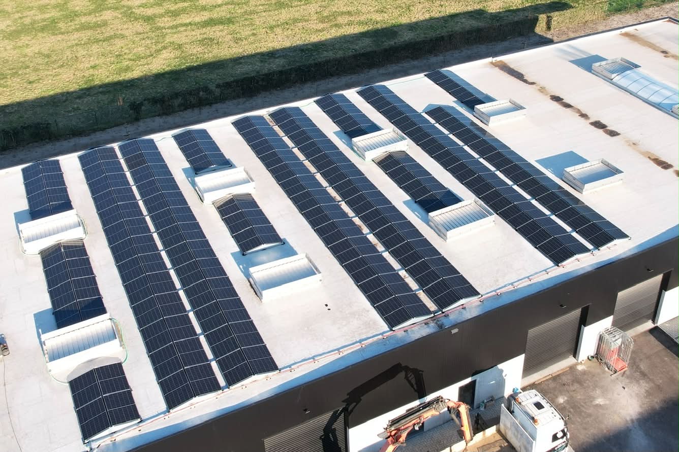 zonnepanelen op industriehal plat dak
