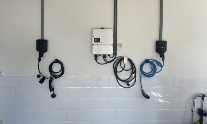 2 laadstations aan de muur